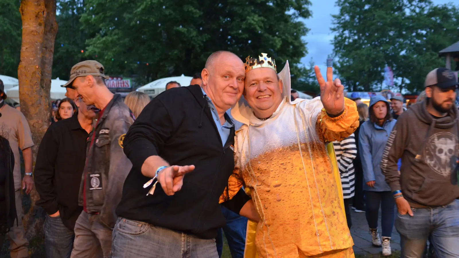Heute ein König: Robert, genannt Fügi (rechts), ist gern dabei, wenn gefeiert wird. Beim Fasching hat er sich auf eine Wette mit Biberttal-Helfer Dominik Leitner eingelassen. Dominik wettete, dass Fügi sich nicht traut, einen ganzen Festivaltag im Kostüm herumzulaufen. Einsatz: Zwei Kisten Bier. (Foto: Yvonne Neckermann)