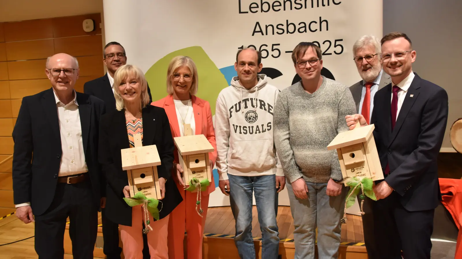 Sozialministerin Ulrike Scharf (4.v.li) und die Landesvorsitzende der Lebenshilfe Bayern, Carolina Trautner (3.v.li) sowie Bezirkstagspräsident Peter Daniel Forster (re.) mit Vertretern der Lebenshilfe Ansbach. (Foto: Silvia Schäfer)