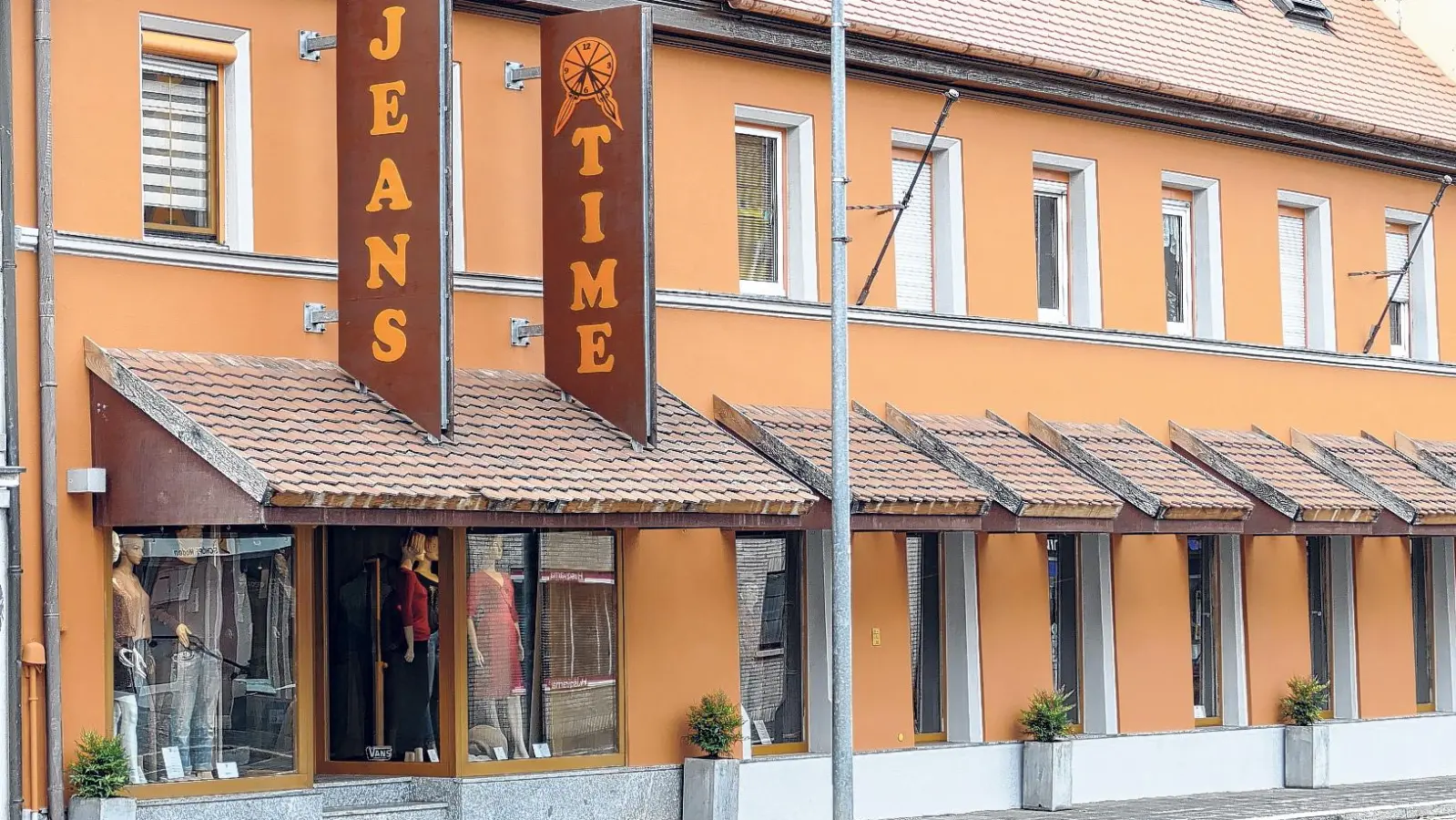 Bei Jeans Time in der Bahnhofstraße 8 in Neustadt an der Aisch dreht sich alles um die perfekte Jeans. Überzeugen Sie sich selbst! (Foto: Gudrun Schwarz-Köhler)