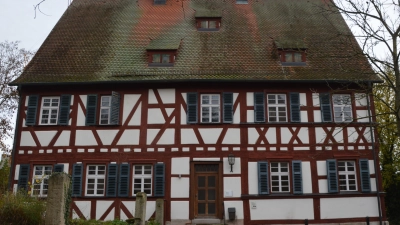 Dass das Gutenstettener Pfarrhaus es wert ist, erhalten zu werden, stand außer Frage. Allerdings fanden viele, dass über das Zustandekommen des Beschlusses für einen hohen Zuschuss aus Münchsteinach noch einmal diskutiert werden muss. (Foto: Johannes Zimmermann)
