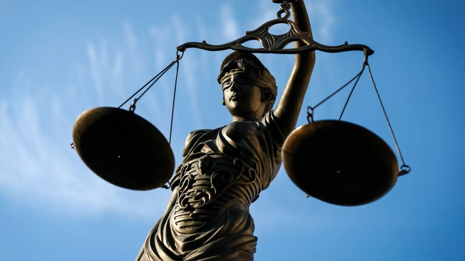 Ein Gericht wertete das bewusste Verschweigen von Einkommen durch das Kind als sittenwidrig: In solchen Fällen droht die Rückzahlung zu Unrecht erhaltener Unterhaltsleistungen. (Foto: David-Wolfgang Ebener/dpa)