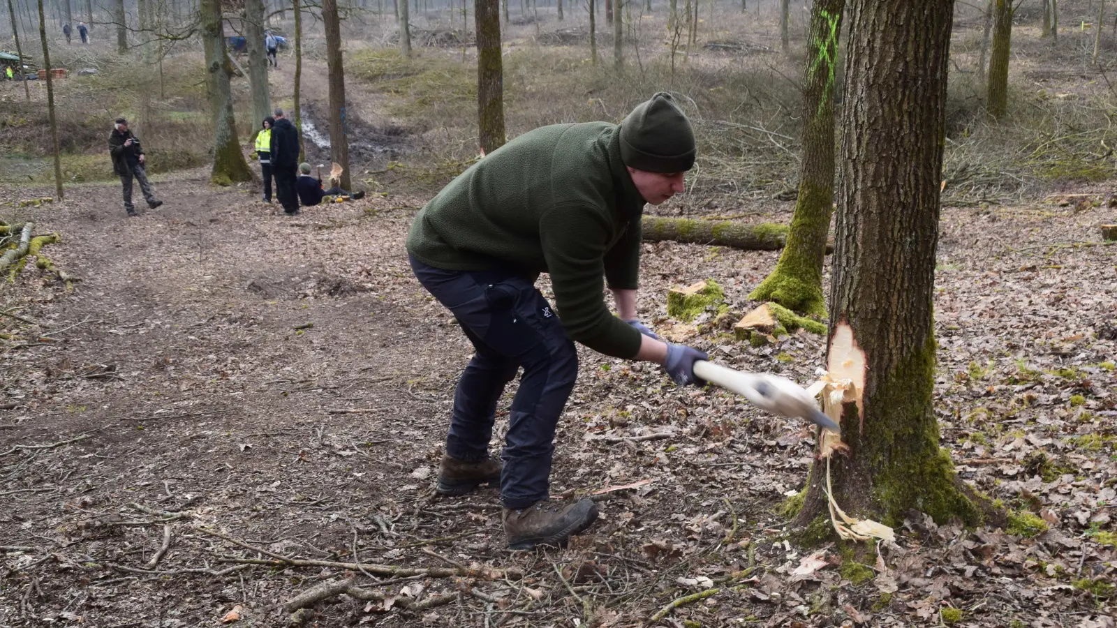 Viel Kraft ist nötig, um mit dieser Axt einen Baum zu fällen. (Foto: Gerhard Krämer)