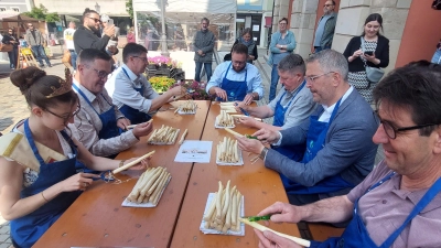 An den Spargel, fertig, los: Bürgermeister und Königin schälen Spargel für den sozialen Zweck. (Foto: Sandra Buchwald)