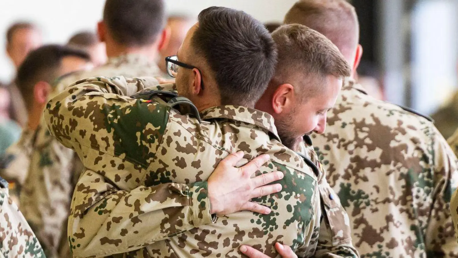 Soldaten umarmen sich nach ihrer Rückkehr aus dem Irak. (Foto: Michael Matthey/dpa)