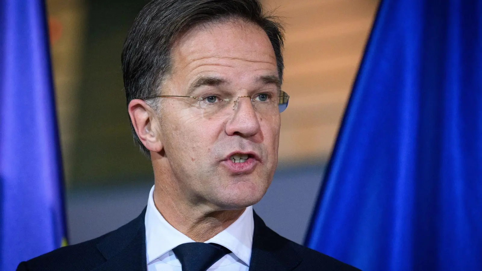 Die Gefahr eines Nato-Rückzugs der USA sieht der Chef des Bündnisses, Mark Rutte, nicht.  (Foto: Bernd von Jutrczenka/dpa)