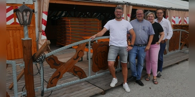 Die letzten Vorbereitungen laufen: Vor dem Festzelt auf dem Schießwasen zeigen sich (von links): Marktmeister Steffen Ehrmann, Festwirt Christian Papert, Geschäftsführerin Désirée Papert und Hauptamtsleiter Thomas Staufinger.  (Foto: Roman Kocholl)