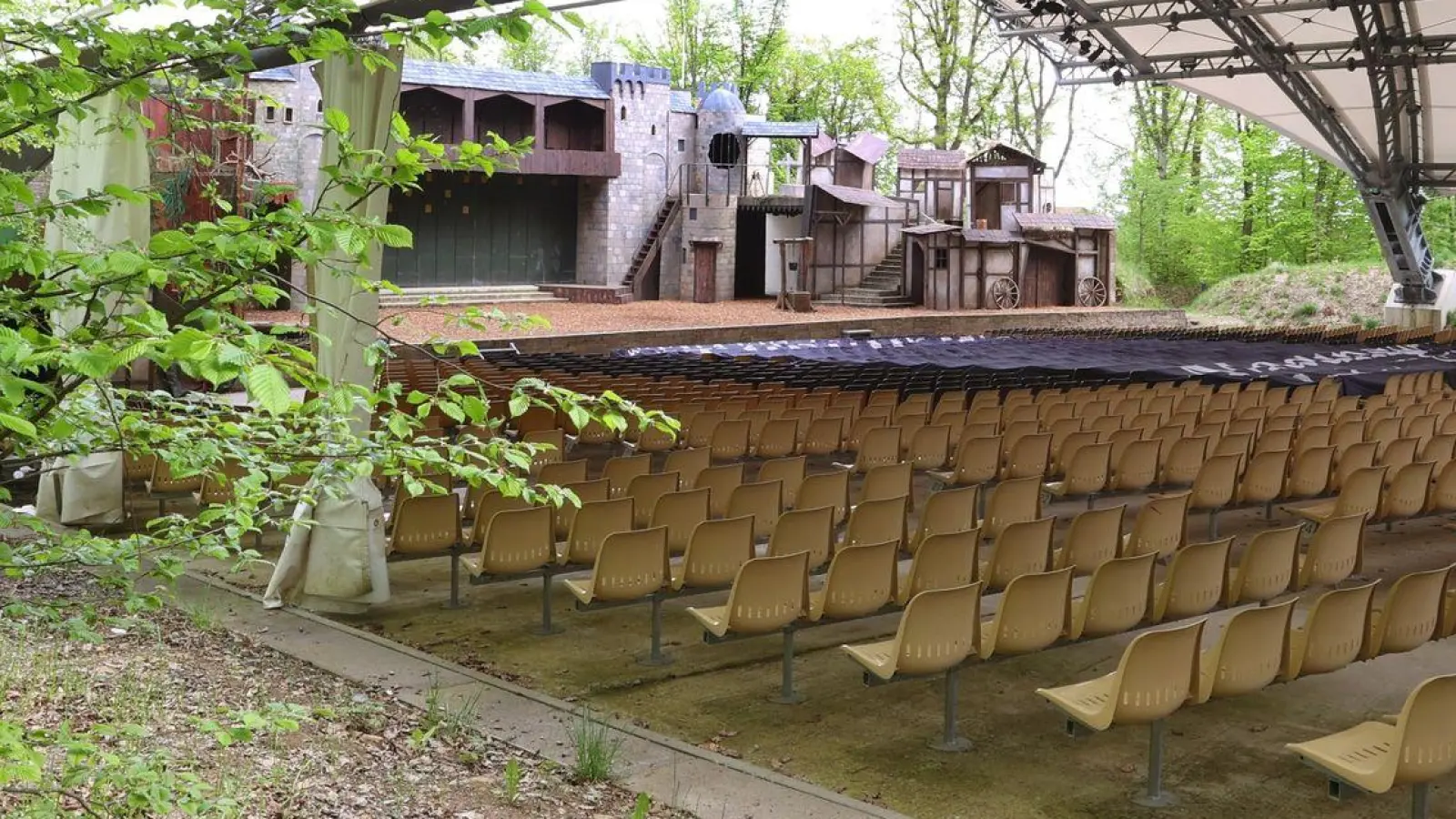 Die Freilichtbühne im Ortsteil Sömmersdorf, in der alle fünf Jahre die Fränkischen Passionsspiele stattfinden. (Foto: Karl-Josef Hildenbrand/dpa)