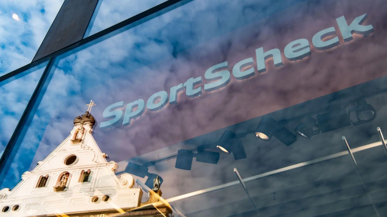 Die Fassade der mittlerweile aufgegebenen SportScheck-Filiale in München. (Archiv) (Foto: Lino Mirgeler/dpa)