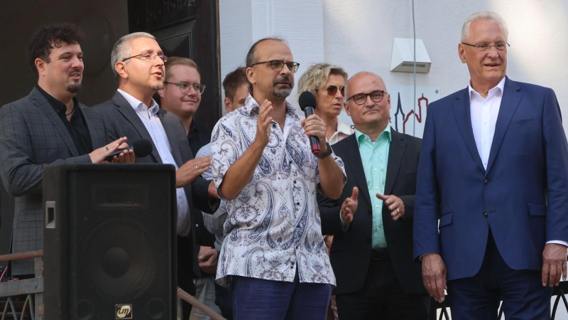 In Schloss Schwarzenberg singt immer freitags die ganze Schule, wovon sich nun auch Bayerns Innenminister Joachim Herrmann (rechts) einen Eindruck verschaffte. Auf dem Foto (von links): Realschulleiter Lars Wiatkowski, FOS-Leiter Bernd Scheffer, Internatsleiter Rosco Schirner, (halbverdeckt) Bürgermeister Theodor Schell, Musiklehrer Marcus Marr, Verwaltungsleiterin Silke Starks und Geschäftsführer Hartmut Watschke. (Foto: Andreas Reum)