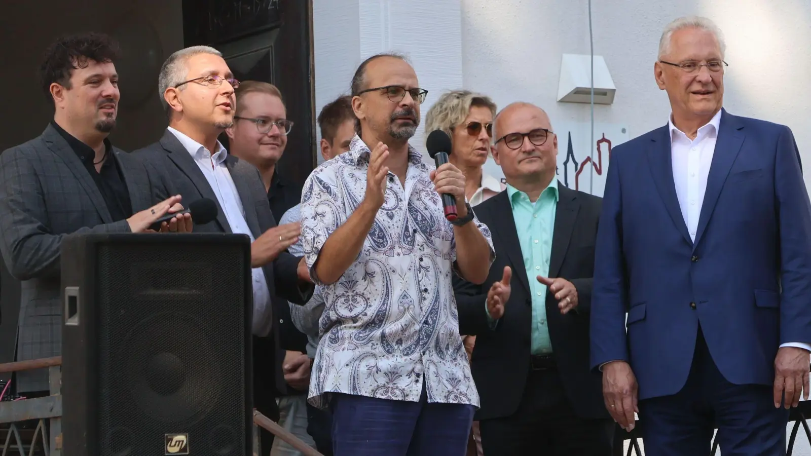 In Schloss Schwarzenberg singt immer freitags die ganze Schule, wovon sich nun auch Bayerns Innenminister Joachim Herrmann (rechts) einen Eindruck verschaffte. Auf dem Foto (von links): Realschulleiter Lars Wiatkowski, FOS-Leiter Bernd Scheffer, Internatsleiter Rosco Schirner, (halbverdeckt) Bürgermeister Theodor Schell, Musiklehrer Marcus Marr, Verwaltungsleiterin Silke Starks und Geschäftsführer Hartmut Watschke. (Foto: Andreas Reum)