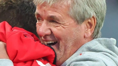 Kölns Trainer Friedhelm Funkel will den Aufstieg in die Bundesliga perfekt machen.  (Foto: Daniel Karmann/dpa)