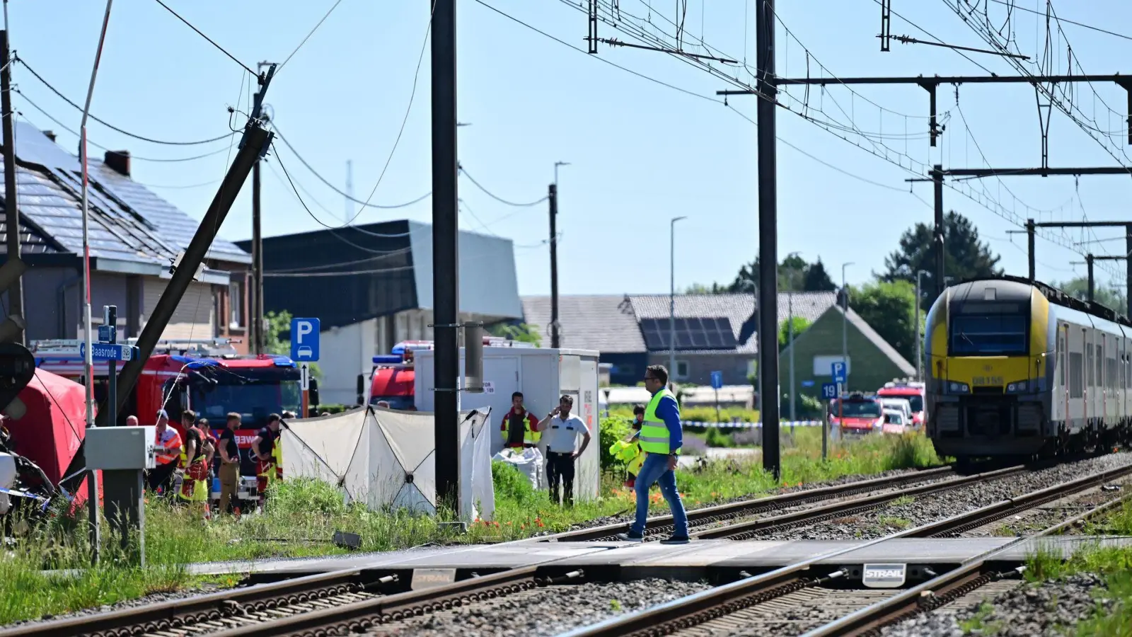 Der Unfall ereignete sich Medienberichten zufolge gegen 08.15 Uhr. (Foto: Dirk Waem/Belga/dpa)