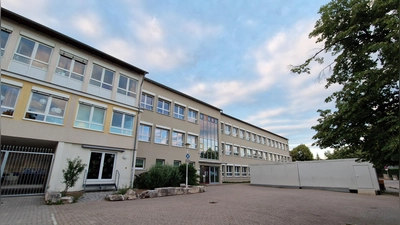 Die Container vor der Grund- und Mittelschule in Windsbach werden für die Ganztagsbetreuung der Grundschule genutzt. Weitere sollen aber nicht angeschafft werden. (Foto: Andrea Walke)