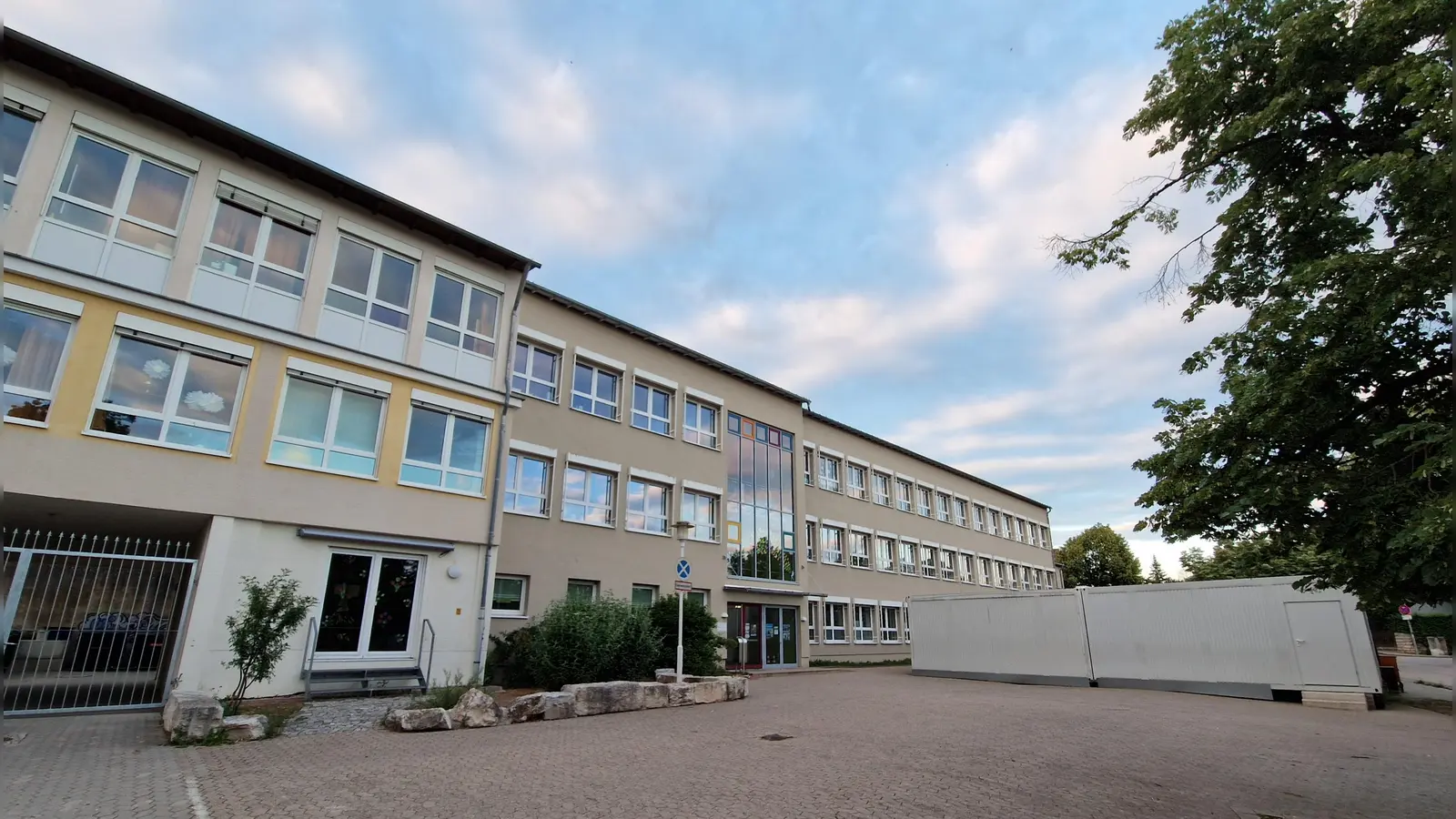 Die Container vor der Grund- und Mittelschule in Windsbach werden für die Ganztagsbetreuung der Grundschule genutzt. Weitere sollen aber nicht angeschafft werden. (Foto: Andrea Walke)
