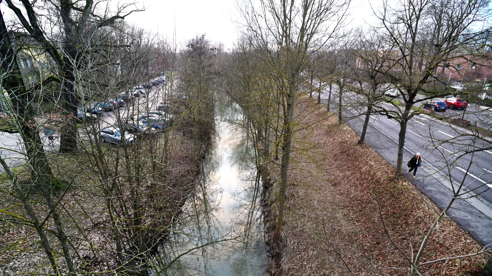 Kaum Platz hat der Fluss zwischen der vierspurigen Residenzstraße und dem Großparkplatz vor der Altstadt. (Foto: Jim Albright)
