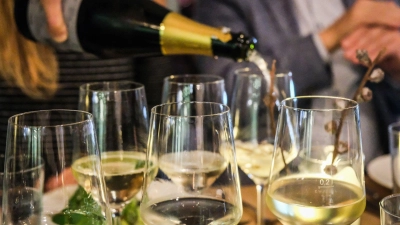 „Kannst du mir das noch einmal erklären?“: Wer mit Weinkennern am Tisch sitzt, wird mit dieser Frage wahrscheinlich offene Türen einrennen.  (Foto: Ricarda Dieckmann/dpa-tmn)