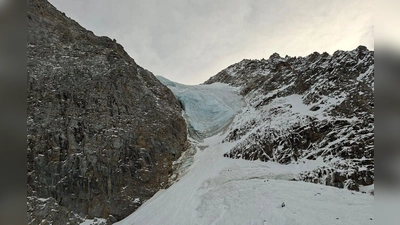 Die Urlauber sind beim Aufstieg zur mehr als 3.500 Meter hohen Vertainspitze von der Schneelawine erfasst worden. (Foto: -/italienische Bergrettung/dpa)