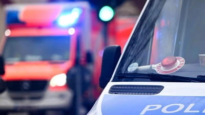 Sanitäter bringen die Verletzten in Krankenhäuser. (Symbolbild) (Foto: Jens Kalaene/dpa)