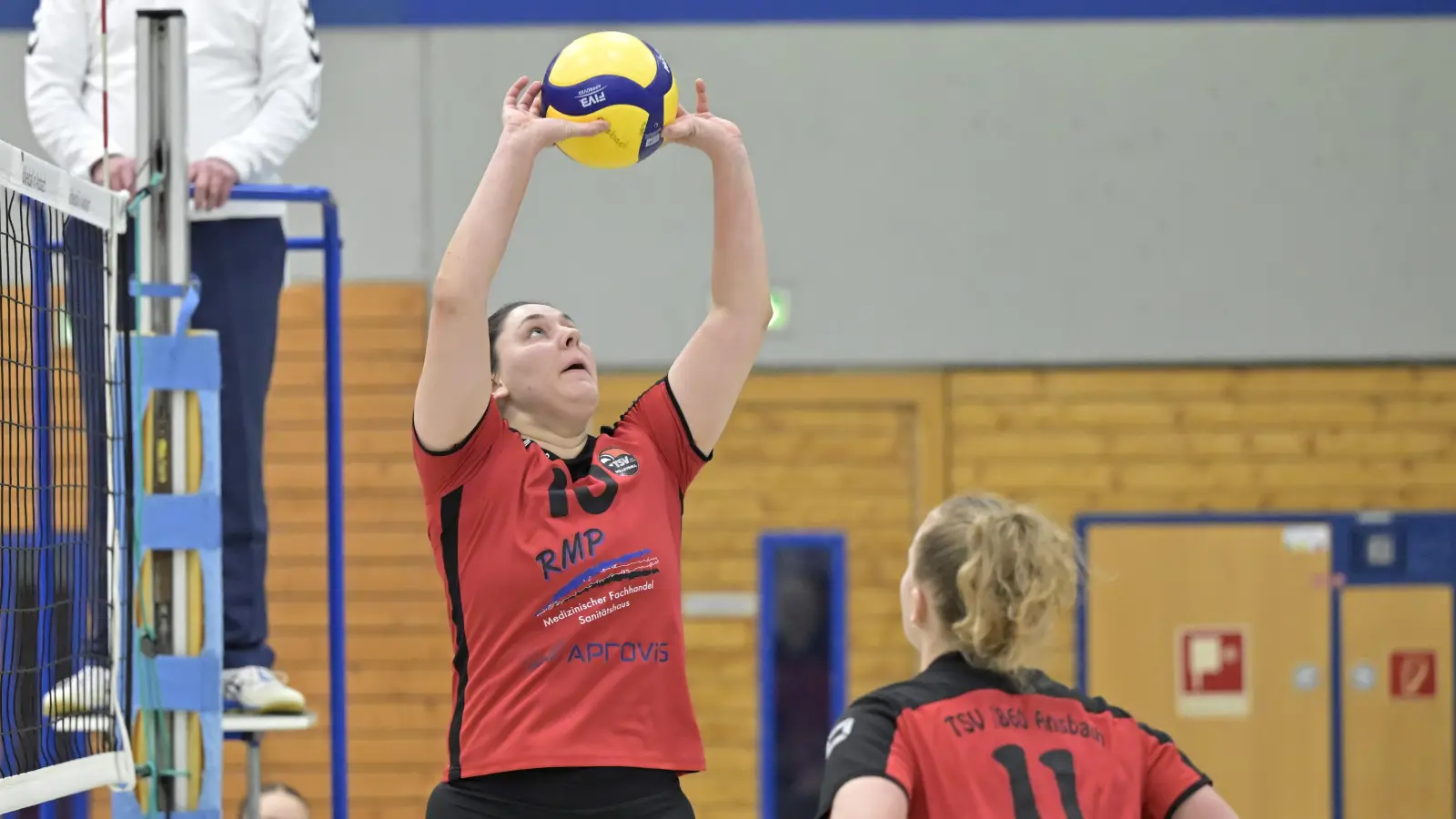 Hatten zwischendurch mal eine kuriose Aktion bei einem Aufschlagfehler, doch im Tiebreak waren Emilia Prib (links) und Thea Jüttner für Ansbach voll auf der Höhe. (Foto: Martin Rügner)