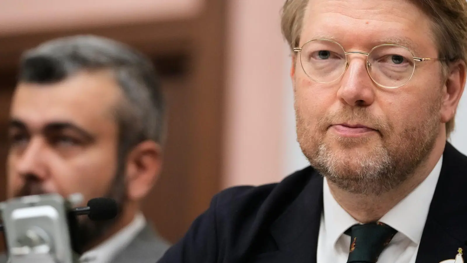 Der Chef der liberalen Oppositionspartei Jabloko, Nikolai Rybakow, verzeichnete zuletzt einen starken Zulauf für seine Partei. (Foto: Pavel Bednyakov/AP/dpa)