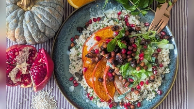 Das Graupen-Bett für den orientalischen Ofenkürbis ähnelt einem Risotto. Die Granatapfelkerne erinnern an rot gefärbte Herbstblätter. (Foto: Doreen Hassek/dpa-tmn)