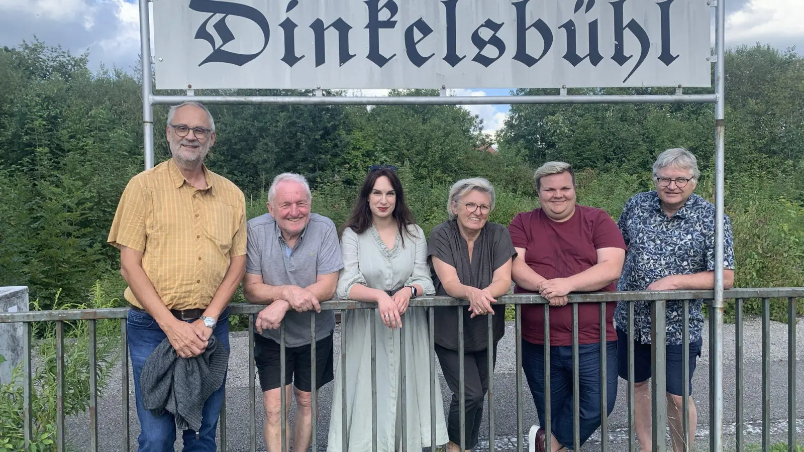 Sozialdemokraten am Bahnhof in Dinkelsbühl (von links): Matthias Felix, Stadtrat und Fraktionsvorsitzender Paul Beitzer, Ortsvereins-Vorsitzende Melitta Thamm, Stadträtin Ulrike Fees, Bundestagsabgeordneter Jan Plobner und Bernd Lober. (Foto: SPD-Ortsverein Dinkelsbühl)