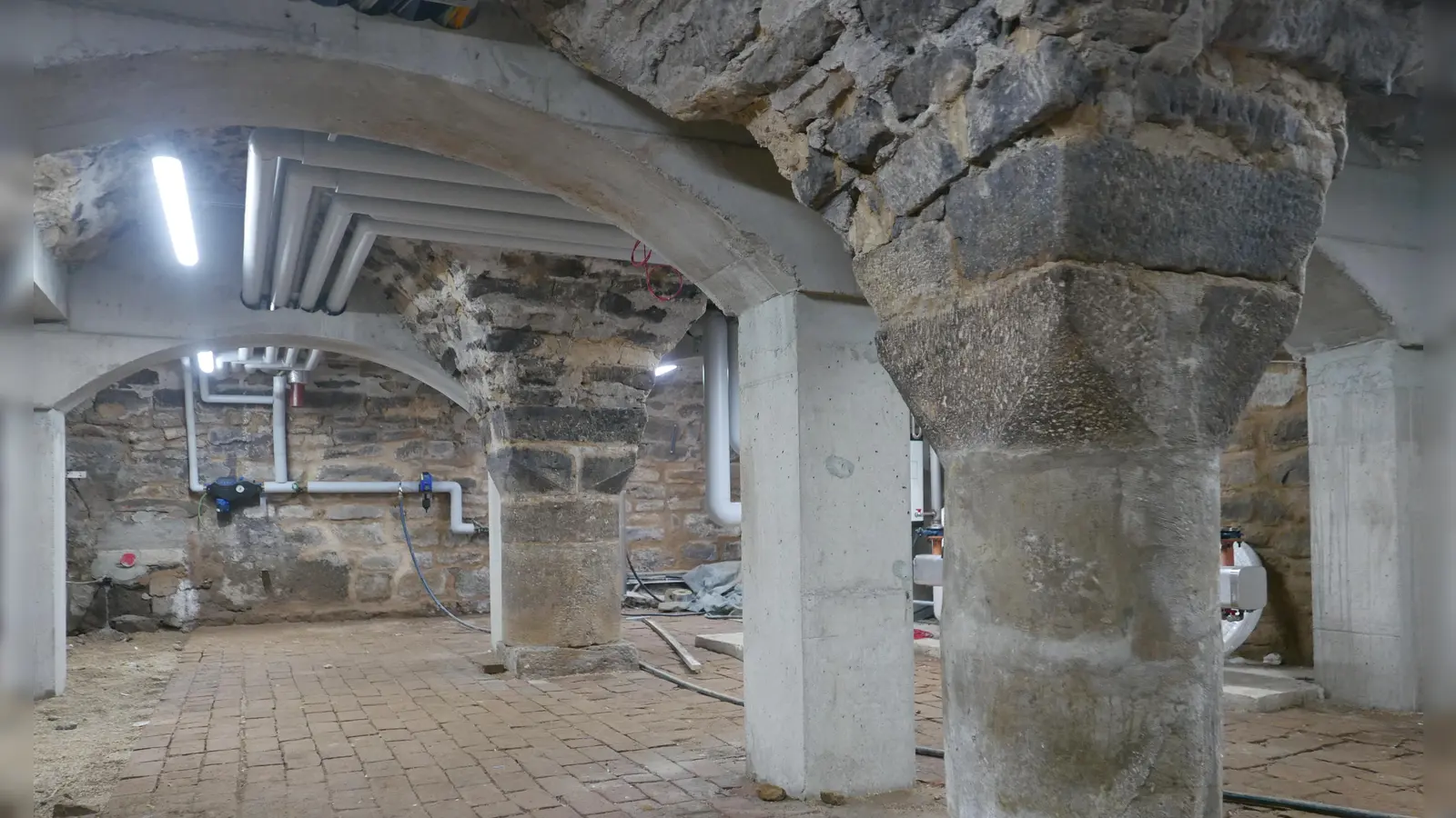 Starke Kontraste: Die Steinsäulen im Kellergewölbe von Haus B im Dinkelsbühler Spitalhof stammen aus dem späten 13. Jahrhundert. Die Pfeiler aus Stahlbeton sind neu. (Foto: Roman Kocholl)