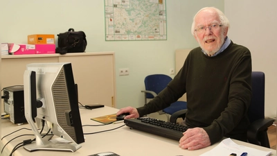 Hans Herbst beim Arbeiten an seinem Schreibtisch. Mehr als ein halbes Jahrhundert lang berichtete er über die Geschehnisse der Region als Lokaljournalist. (Archivfoto: Christa Herbst)