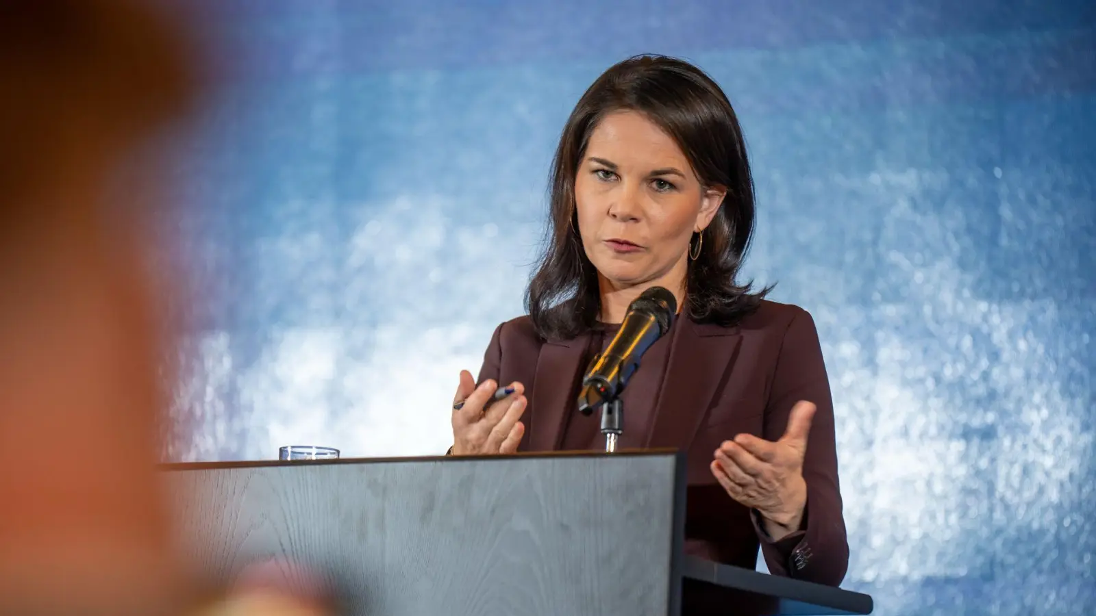 Bundesaußenministerin Annalena Baerbock sprach ihren chinesischen Amtskollegen Wang auf die Rolle Chinas im Ukraine-Krieg an.  (Foto: Michael Kappeler/dpa)