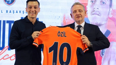 Mesut Özil (l) und Basaksehir-Präsident Göksel Gümüsdag. (Foto: Uncredited/AP/dpa)