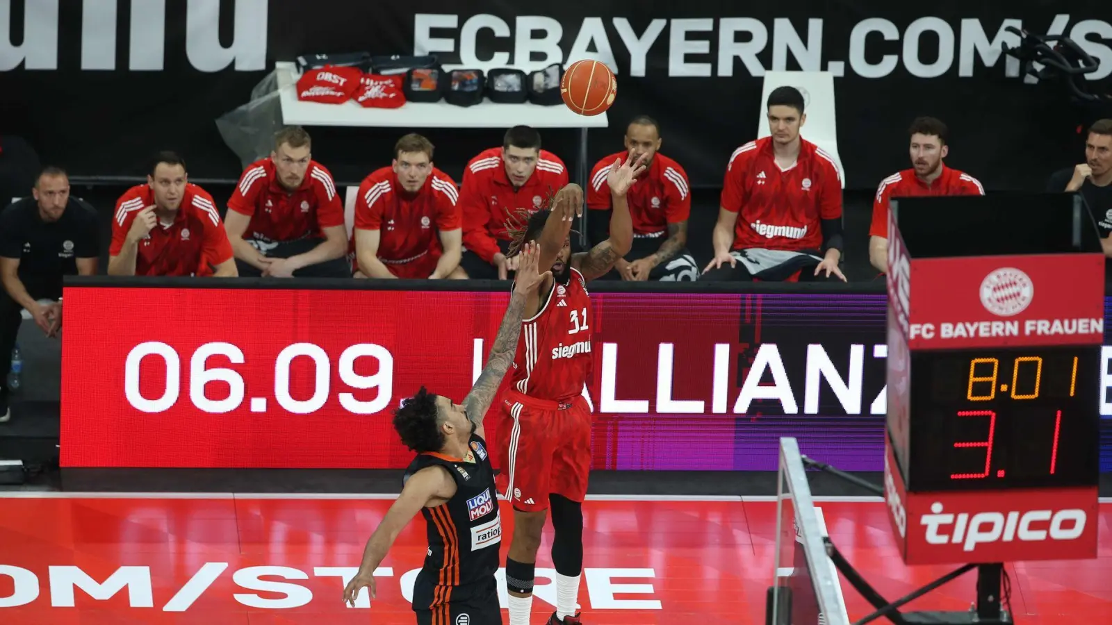 Booker wirft einen Dreier. (Foto: Matthias Stickel/dpa)