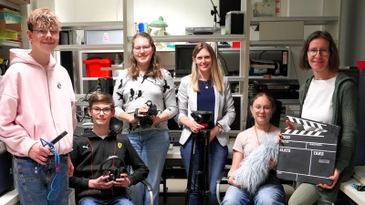 Viel Arbeit liegt hinter dem Realschul-Filmteam (von links): Felix Hubrig, Christian Cicciarelli, Lea Schöller, Simone Lindner, Leonie Klaus und Melanie Nowarra. Jetzt warten sie gespannt, ob sie beim Wettbewerb „Mittelalter ist überall“ überzeugen können. (Foto: Simone Hedler)