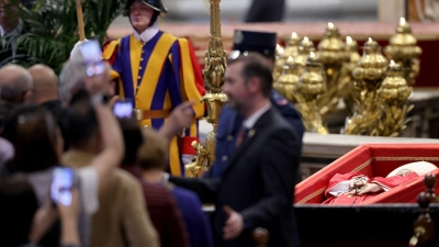 Gläubige stehen im Petersdom an für eine letzte Ehrerweisung an Papst Franziskus. (Foto: Christoph Reichwein/dpa)