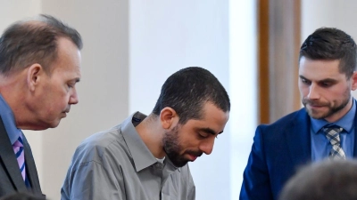 Attentäter Hadi Matar wurde im Februar des versuchten Mordes schuldig gesprochen. (Archivbild) (Foto: Adrian Kraus/AP/dpa)