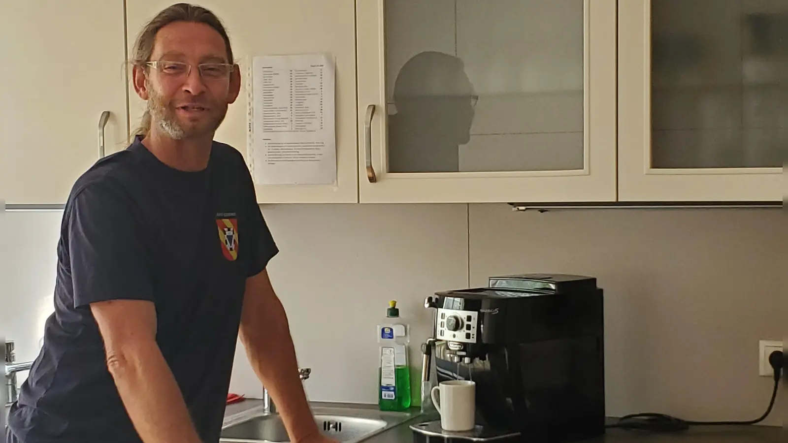 Dass sich Rainer Bullmer für das Foto neben die Kaffeemaschine stellte, sagt einiges aus: Nicht, dass der neue Amtsinhaber gerne Pausen macht, sondern, dass er großen Wert aufs persönliche Gespräch legt, und dass er dabei einen eher lockeren Umgang auf Augenhöhe bevorzugt. (Foto: Ulli Ganter)