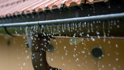 Leichte, aber beständige Regenfälle und die ungewöhnlich schnelle Schneeschmelze der vergangenen Tage lassen die Pegel in der Region steigen.  (Symbolbild: Lennart Preiss/dpa)