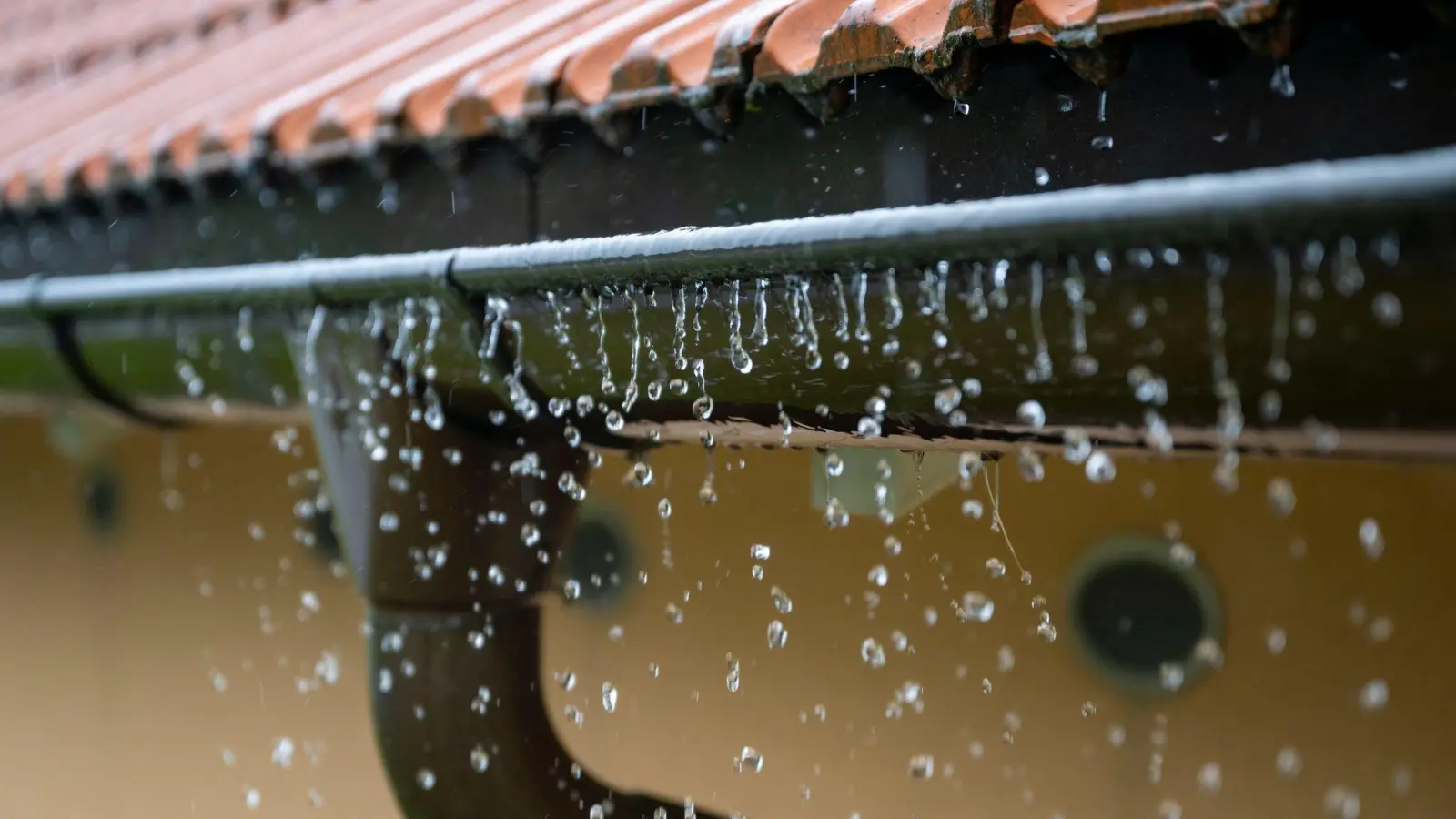 Leichte, aber beständige Regenfälle und die ungewöhnlich schnelle Schneeschmelze der vergangenen Tage lassen die Pegel in der Region steigen.  (Symbolbild: dpa/Lennart Preiss)