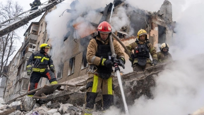 Mehrere Bewohner eines Hauses in Charkiw sind durch einen russischen Raketenangriff getötet worden.  (Foto: Andrii Marienko/AP/dpa)