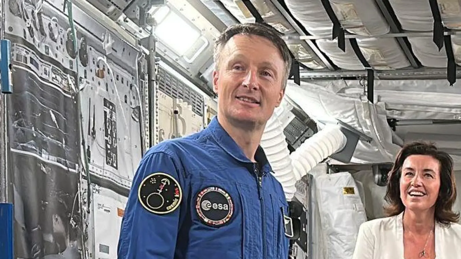 ESA-Astronaut Matthias Maurer (l-r), Bundesforschungsministerin Dorothee Bär (CSU) und DLR-Vorstand Walther Pelzer im Europäischen Astronautenzentrum EAC der ESA in Köln. Maurer rechnet fest mit der Teilnahme an einer Mondmission im übernächsten Jahr.  (Foto: Jörg Ratzsch/dpa)