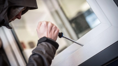 Zwei Einbrüche beschäftigen derzeit die Bad Windsheimer Polizei. (Foto: Frank Rumpenhorst/dpa)