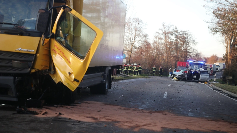 Der Autofahrer prallte auf der B25 frontal auf einen entgegenkommenen Lastwagen. (Foto: NEWS5/Markus Zahn)