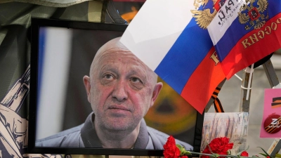 Ein Porträt des russischen Söldnerführers Jewgeni Prigoschin steht an einer informellen Gedenkstelle in der Nähe des Kremls. (Foto: Alexander Zemlianichenko/AP/dpa)