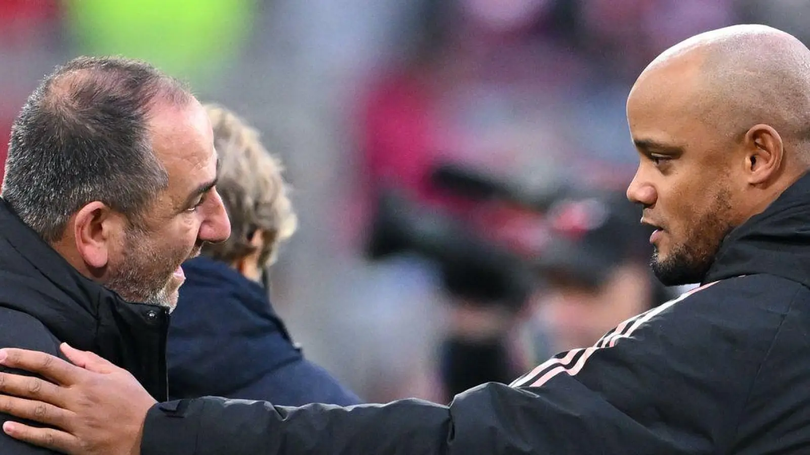 Die Heidenheimer von Trainer Frank Schmidt (l) stehen vor der schwierigsten Bundesliga-Aufgabe: Vor der Winterpause kommt der FC Bayern auf die Ostalb. (Archivbild) (Foto: Sven Hoppe/dpa)