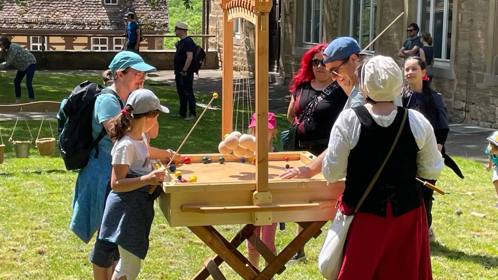 Zweiter Tag bei den Pfingsfestspielen in Rothenburg. Bei bestem Wetter gibt es überall in der Stadt mittelalterliches Treiben zu bewundern. (Foto: Gerhard Krämer)
