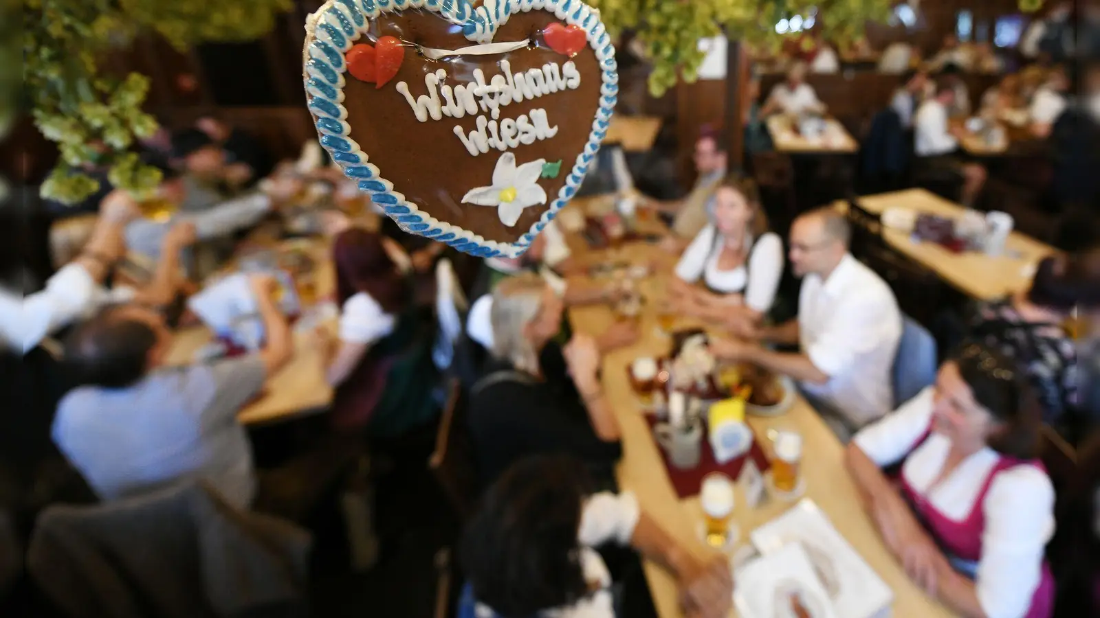 Fast wie im Festzelt: die Wirtshaus-Wiesn. (Archivbild) (Foto: Angelika Warmuth/dpa)