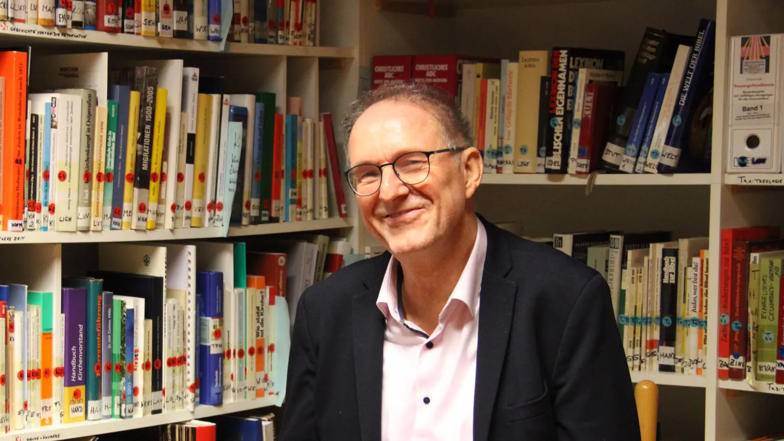 Dr. Oliver Gußmann wird im Rahmen der jüdischen Kulturwoche eine Führung über den Neuen Jüdischen Friedhof gestalten. Sie findet am Mittwoch, 22. Oktober, ab 17 Uhr statt. (Foto: Clarissa Kleinschrot)