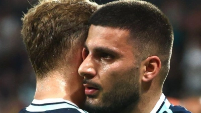 Deniz Undav (r) nach seinem Kopfballtor beim Jubel mit Flankengeber Joshua Kimmich. (Foto: Christian Charisius/dpa)