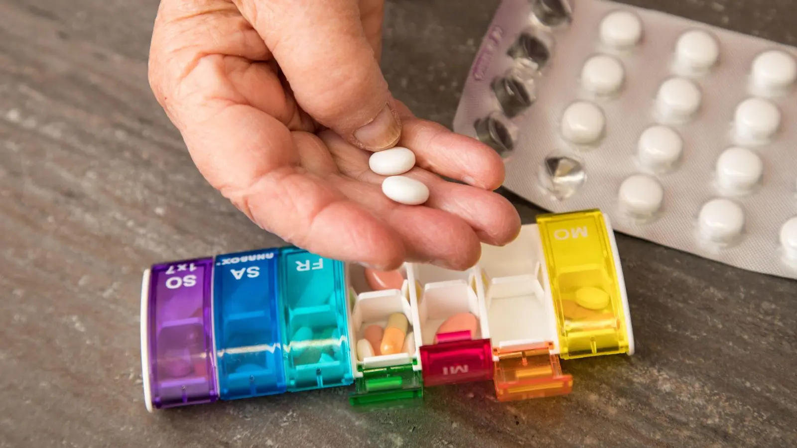 Die Einnahme von Medikamenten sollten Gläubige während des Fastenmonats Ramadan nicht eigenständig unterbrechen oder verändern. (Foto: Christin Klose/dpa-tmn)