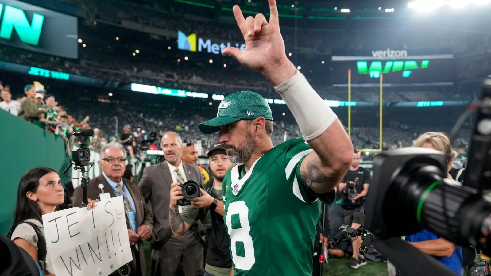 Star-Quarterback Aaron Rodgers feiert seinen ersten Heimsieg mit den Jets. (Foto: Seth Wenig/AP/dpa)