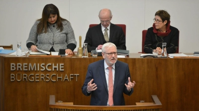 Lange war Dr. Thomas vom Bruch Abgeordneter der Bremischen Bürgerschaft. Das 2018 entstandene Foto zeigt ihn im Parlamentssaal bei einer Rede, im Hintergrund die drei Präsidiumsmitglieder. (Foto: Claudia Grabowski)